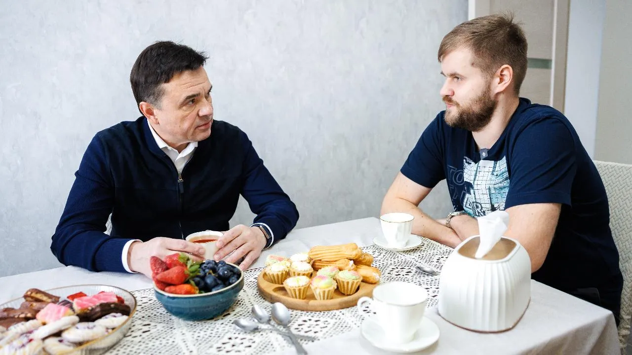 Губернатор Подмосковья навестил новоселов, переехавших из аварийного дома в Сергиевом Посаде