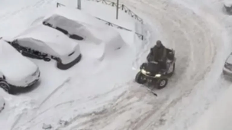 Житель чистит снег. Фото: ТГ-канал «Подслушано. Видное 18+».