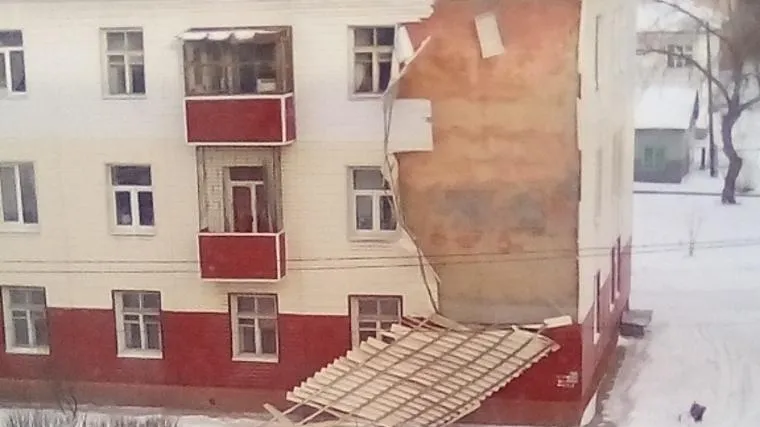 На Урале после капитального ремонта здания обрушилась облицовка