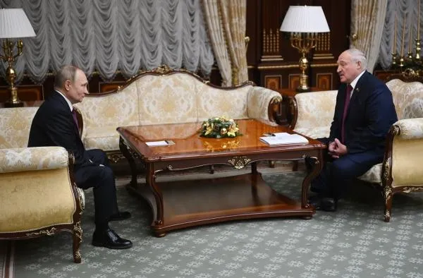 Владимир Путин и президент Белоруссии Александр Лукашенко во время встречи в Минске