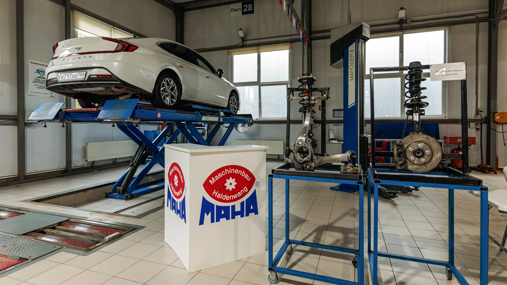 Бокс для ремонта автомобиля показали молодежи на фестивале рабочих профессий «ВОЛИН ФЕСТ 2025» в Одинцово