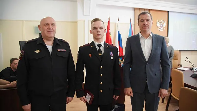 Глава городского округа Люберцы вручил награду полицейскому, который спас утопающего