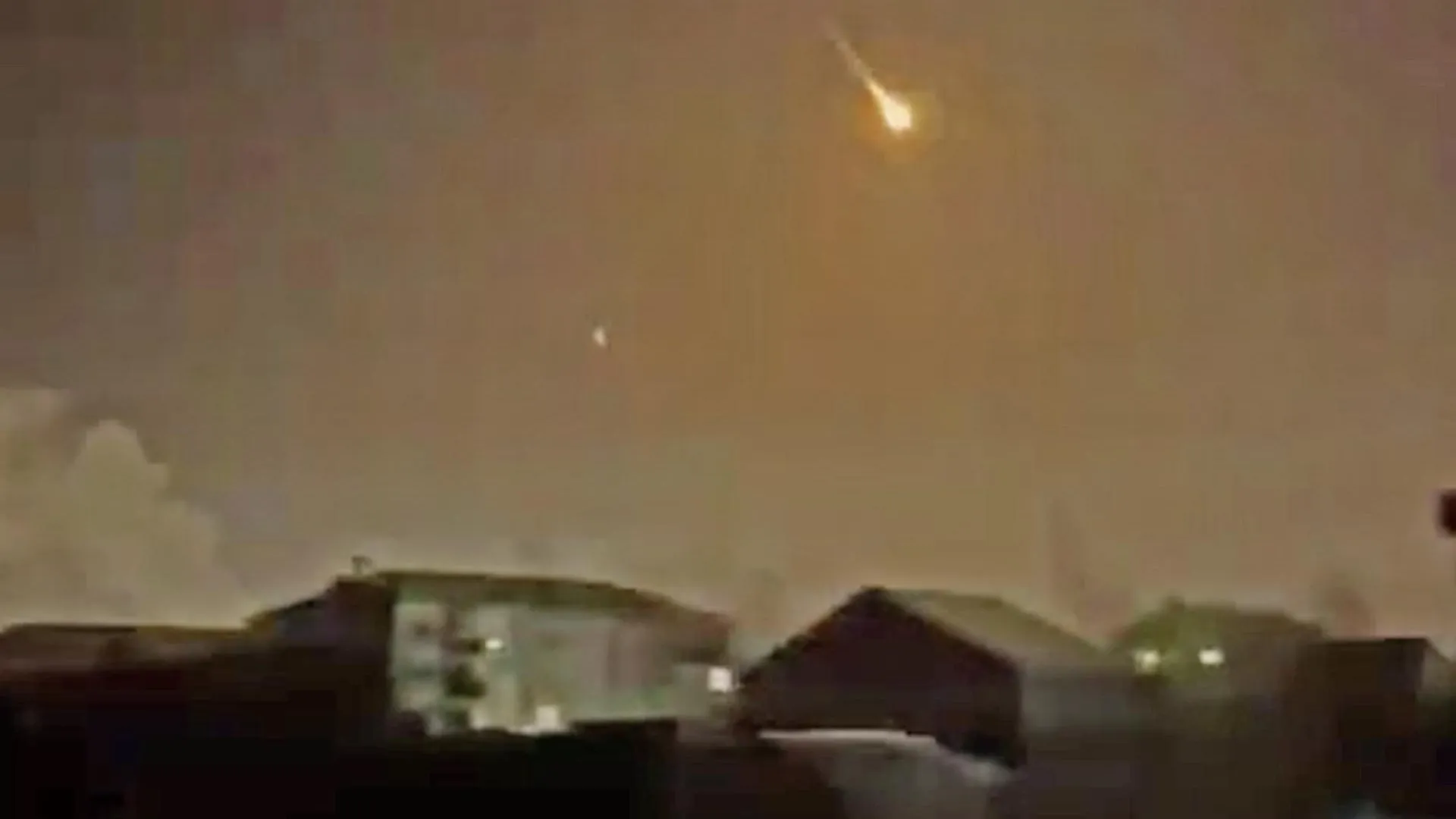 Сеть заполонили фото и видео пролетевшего над Якутией астероида