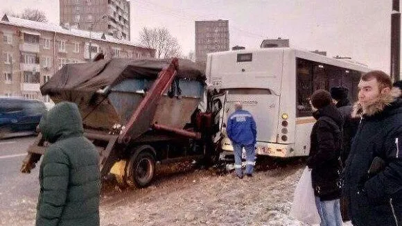 В автобус из Ивантеевки въехал столичный мусоровоз 