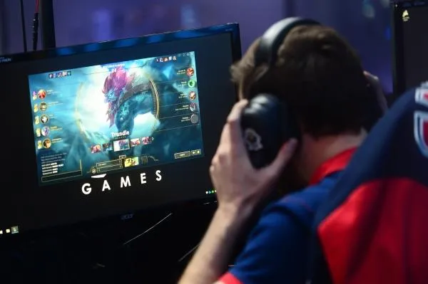 Участник финала Континентальной лиги League of Legends в кинотелевизионном комплексе «Главкино» в Московской области.