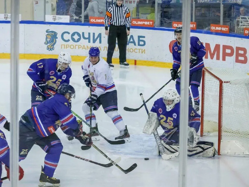 Игра на большой ледовой арене комплекса СШОР им. В.Боброва. Фото: Юрий Котов<br>