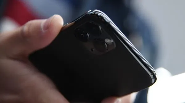 В Петербурге мошенник украл у сотрудницы ресторана iPhone 11