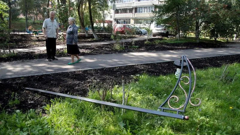Новые фонари сломали вандалы на детской площадке в Котельниках