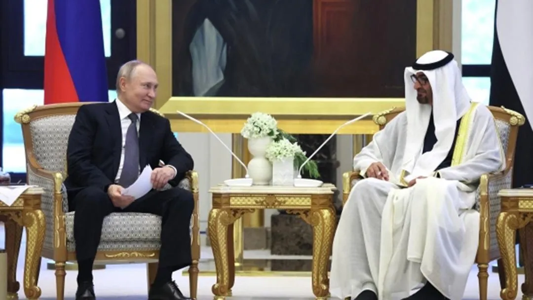 Французская газета назвала визит Путина в нефтяные монархии триумфальным возвращением России