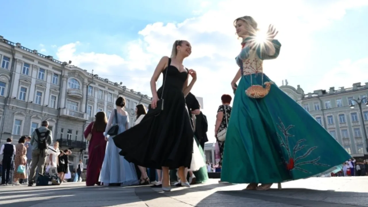 Выпускные в московских школах перенесут на неделю