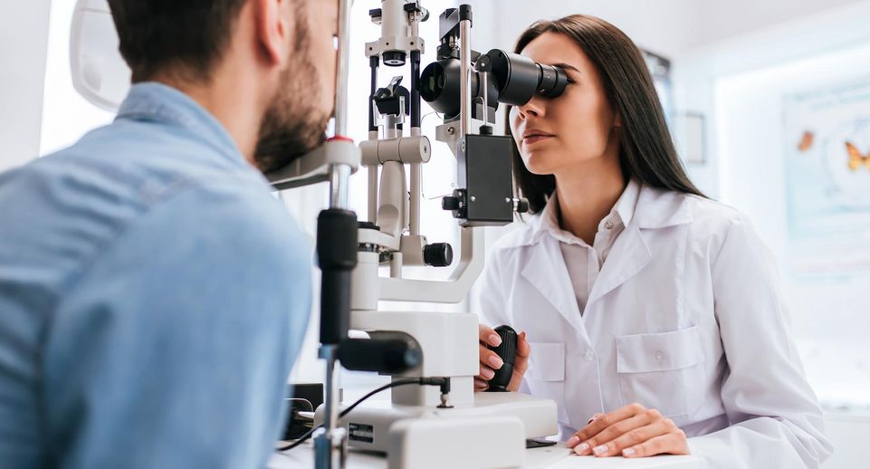 Исследователи связали развитие близорукости с недостатком света