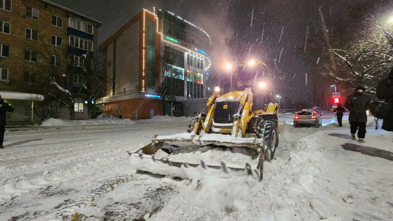 Ночной снегопад в Химках: трехтракторный десант штурмует сугроб у станции