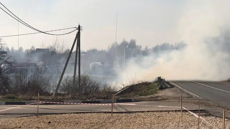 Трава у газовой заправки вспыхнула под Воскресенском