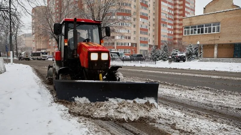 Мощный снегопад в Балашихе перевел дорожников на круглосуточный режим