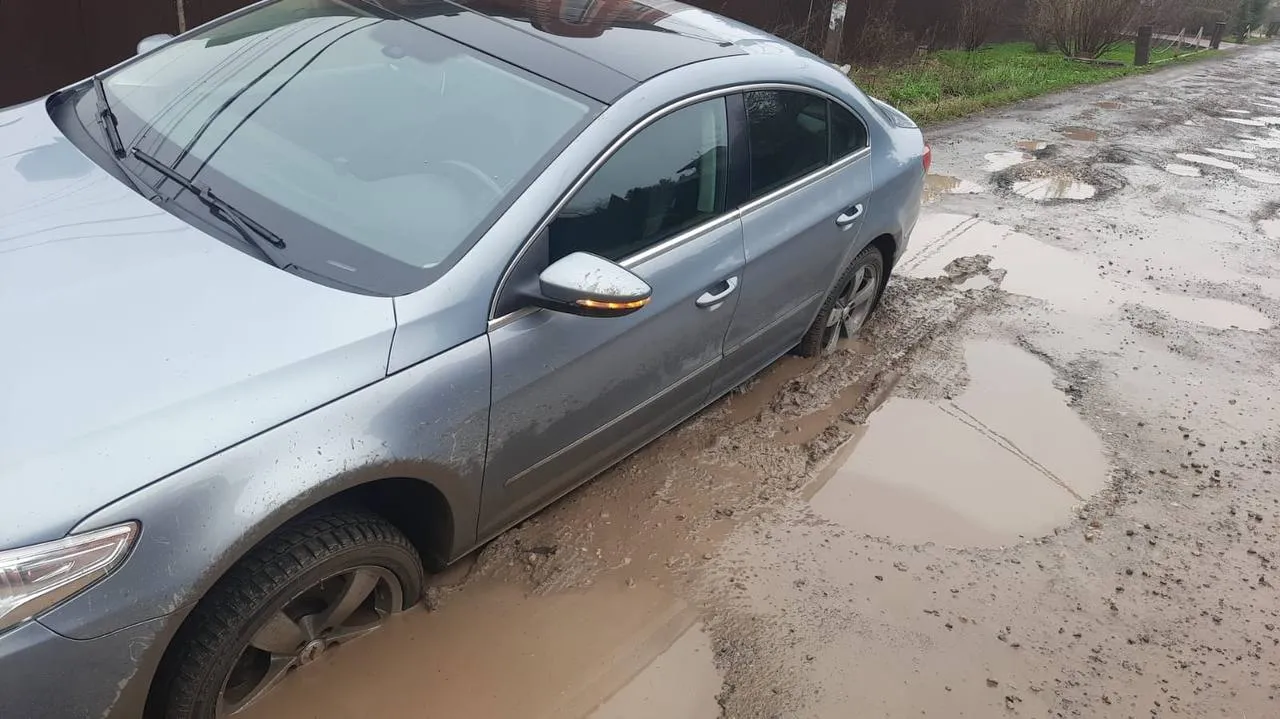 Фото: t.me/prodomodedovo / Состояние дороги на улице Полтавской микрорайона Востряково