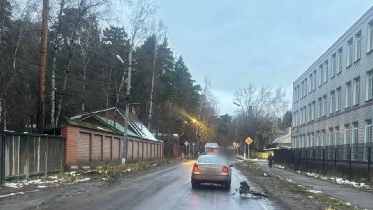 Велосипедист погиб под колесами автомобиля в Раменском