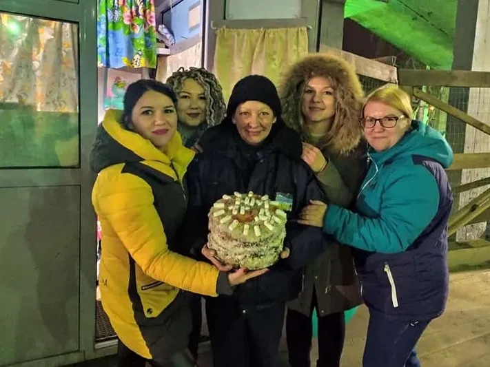Жители Нахабино испекли торт для любимого контролера в ее день рождения