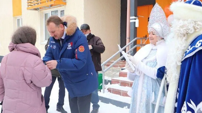 Переселенцы из аварийных домов получили ключи от новых квартир в Зарайске