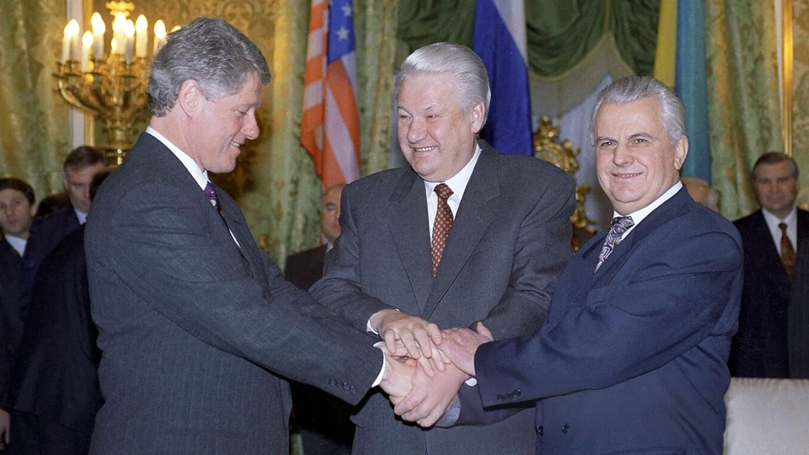 Слева направо: президенты США, России и Украины Билл Клинтон, Борис Ельцин и Леонид Кравчук после церемонии подписания Договора о выводе ядерного оружия с украинской территории, январь 1994 год, Москва. Александр Макаров