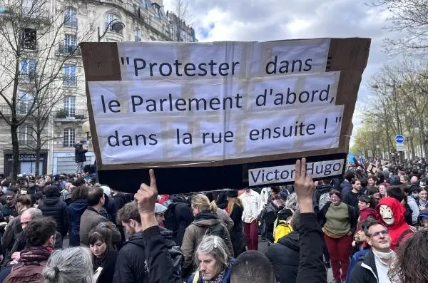 Надпись на плакате: «Сначала протесты в парламенте, затем протесты на улице», Виктор Гюго
