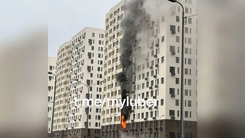 Недостроенный дом загорелся в Люберцах