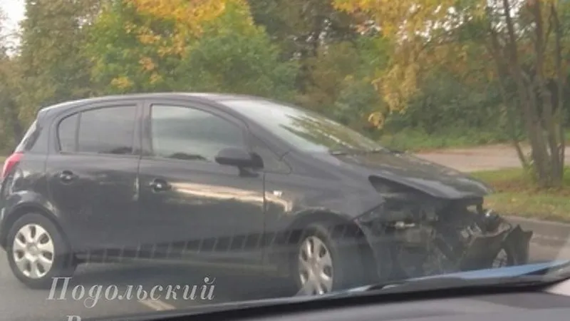 Легковушка врезалась в ограждение в Подольске и вылетела на встречку, теряя запчасти