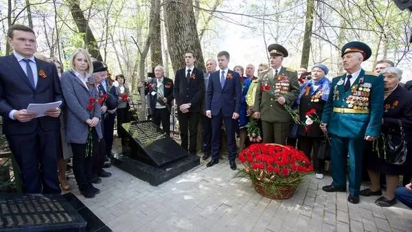Имена неизвестных солдат восстановили на братской могиле в Реутове
