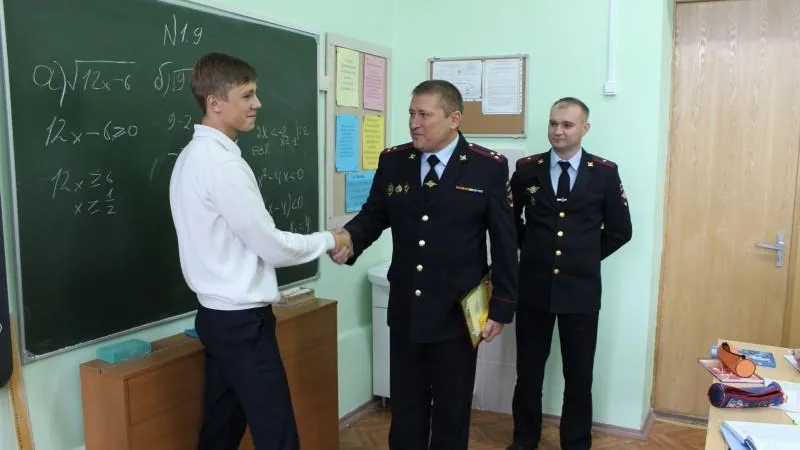 Школьник скрутил бандита, отобравшего телефон у девятилетки, и доставил его в полицию в Москве