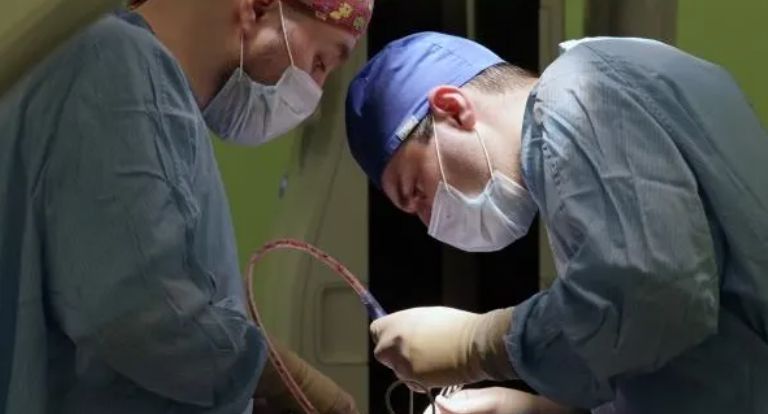 The Indian Express: близнеца-паразита вырезали из живота подростка в Индии