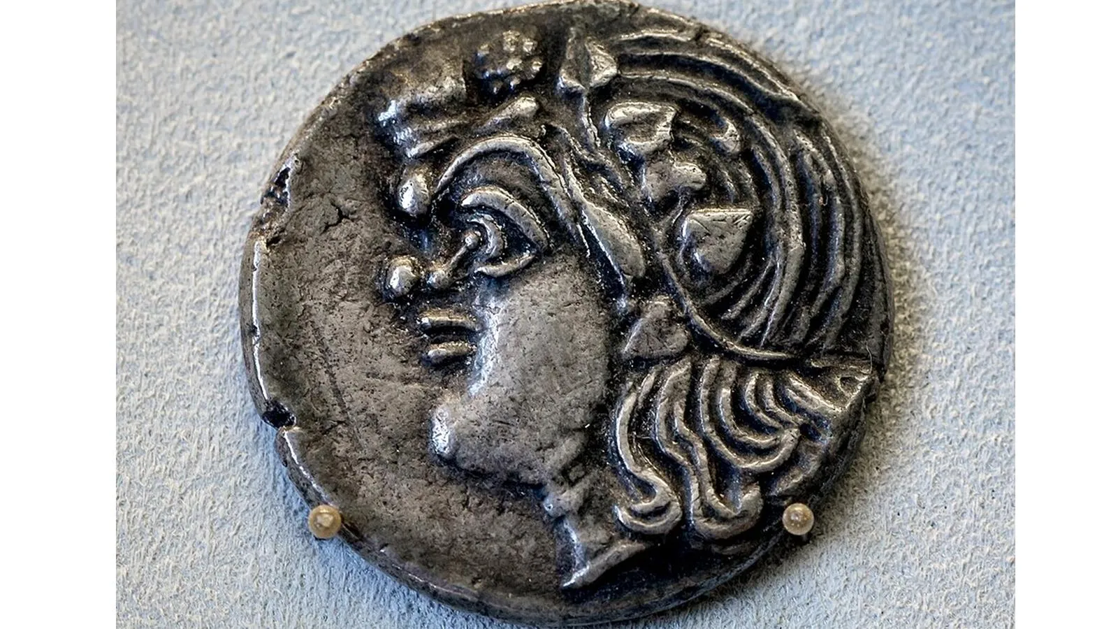 Монета, схожая с теми, что нашли в Крыму — безбородый сатир в венке из плюща влево. ArchaiOptix