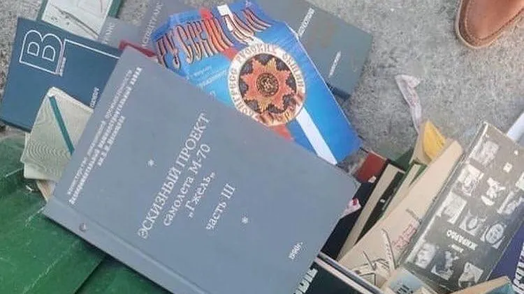 Десятки книг по авиастроению обнаружили на мусорке в Жуковском