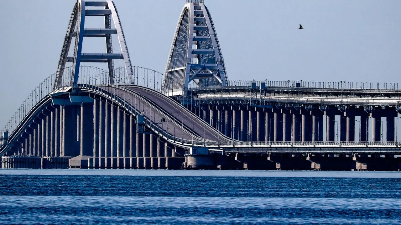 Левая часть Крымского моста открыта для движения