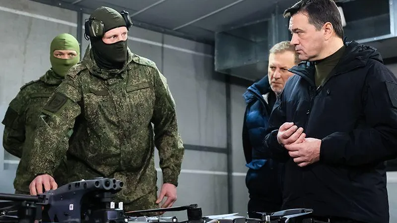 Бойцы рассказали Андрею Воробьеву о надежности отечественного оружия 