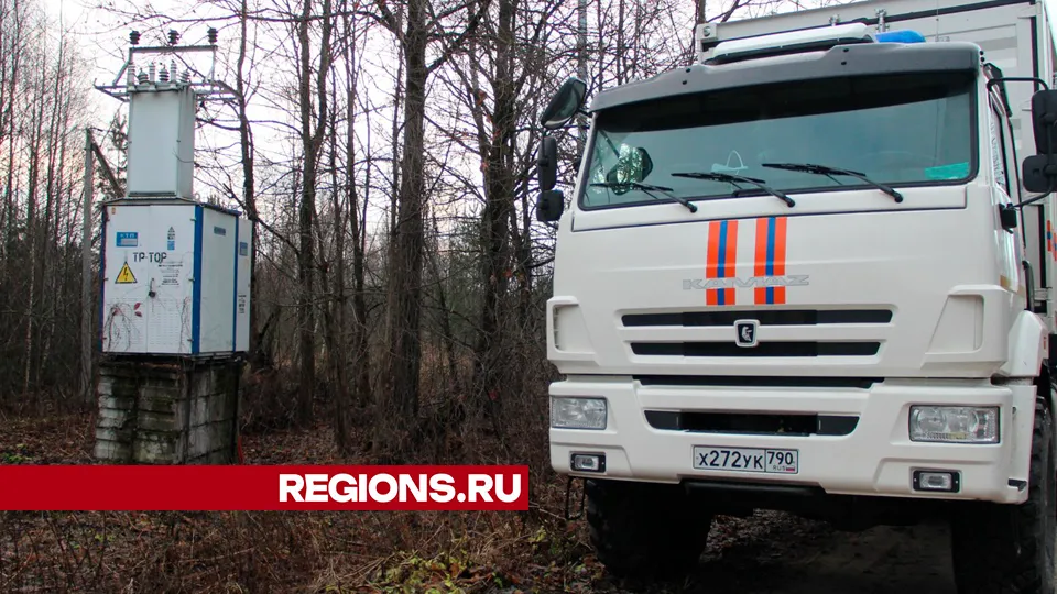 Свет в дома жителей возвращают с помощью специальных генераторных установок. Фото: REGIONS/Василий Тремасов