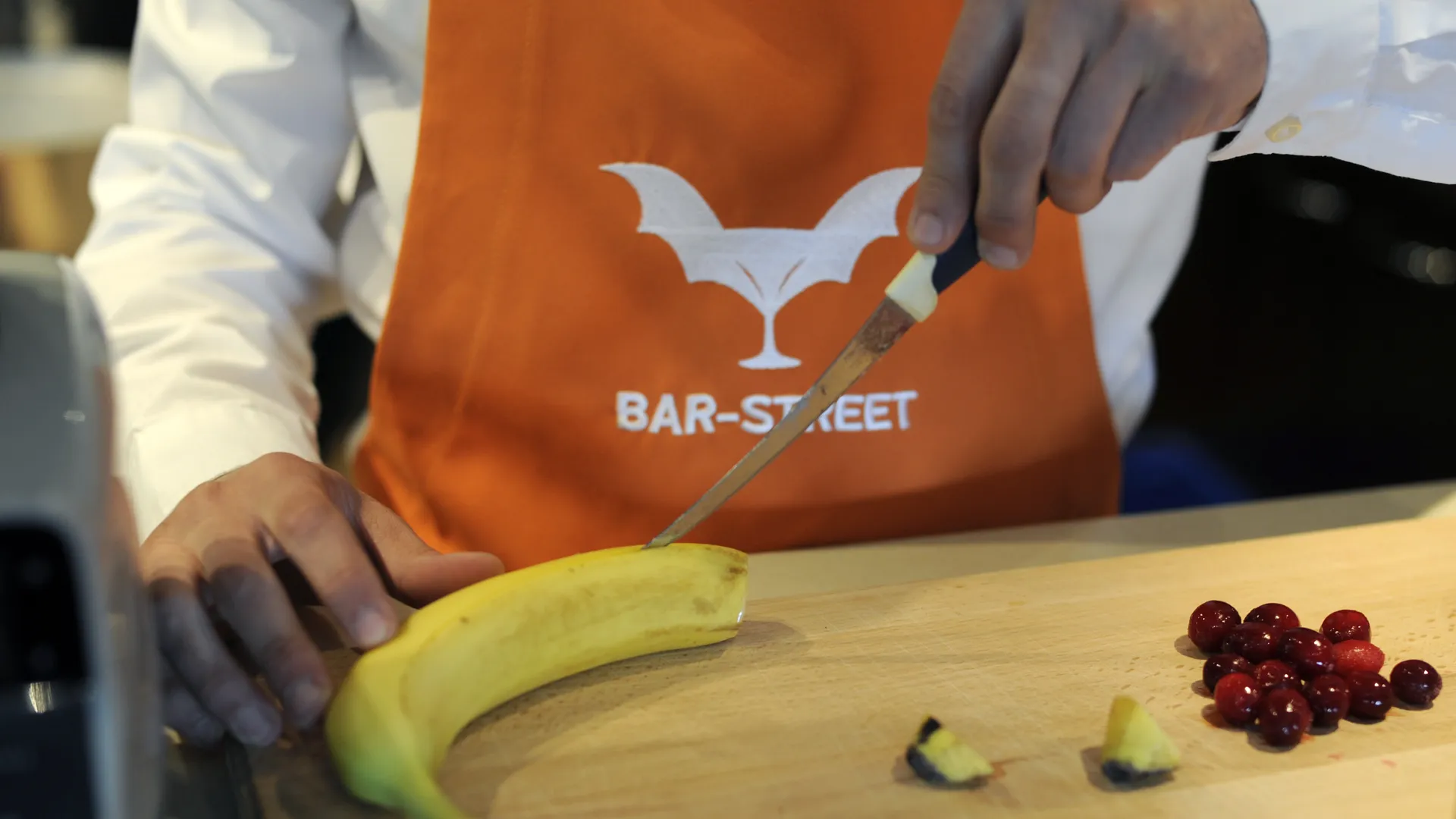 Приготовление смузи с клюквой и бананом