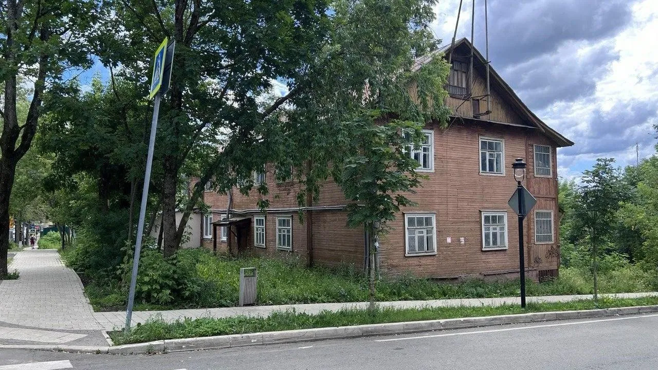 Аварийный многоквартирный жилой дом снесли в Звенигороде