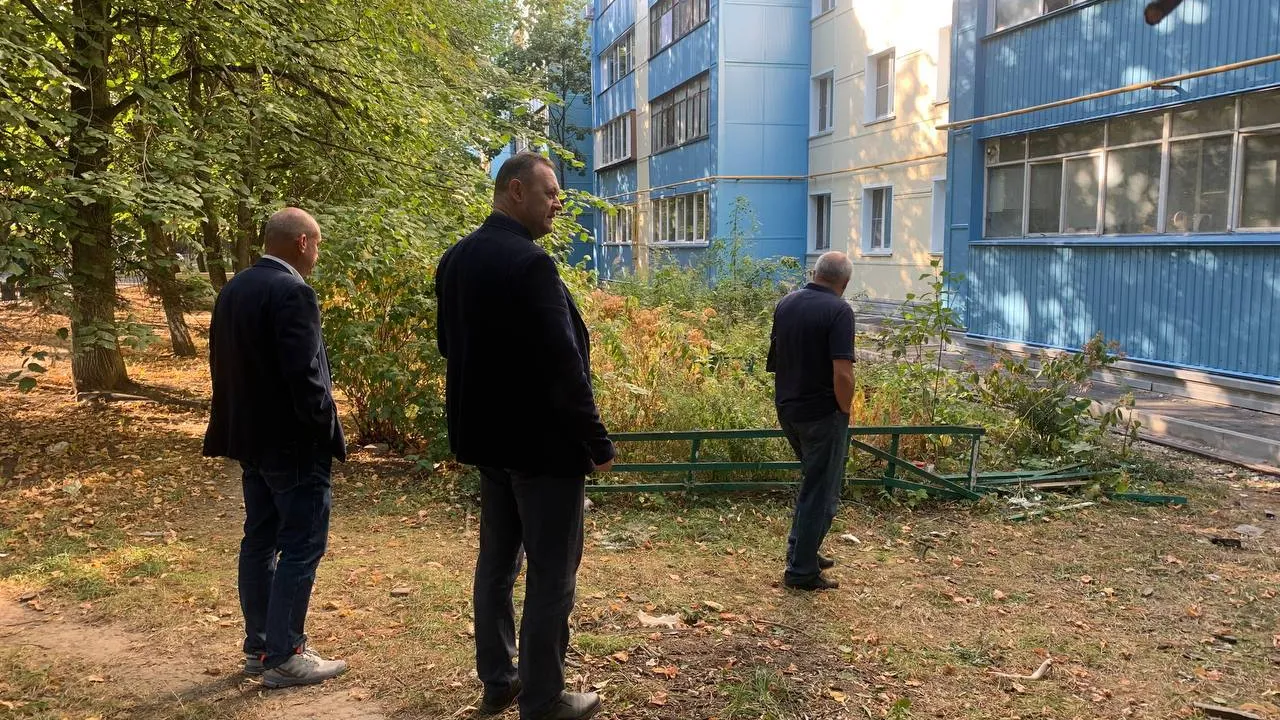 Фото: Администрация Краснознаменска. Глава округа Владимир Пирогов (справа) с представителями администрации.