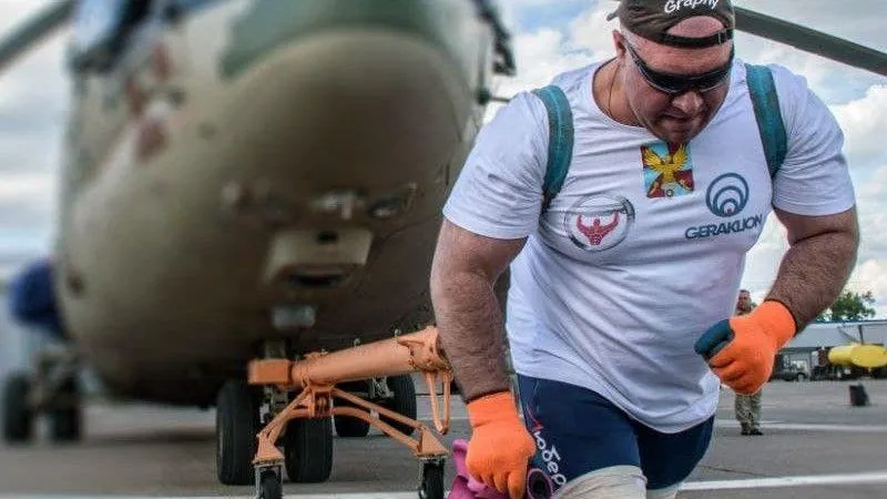 «Русский Халк» из Люберец порвет дыханием грелку во время буксировки вертолетов