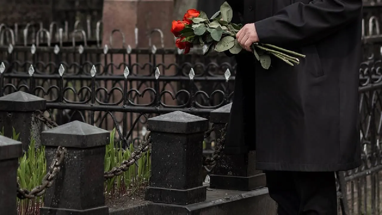 Кузбассовец устроил погром на могиле возлюбленной, которая не отвечала симпатией при жизни