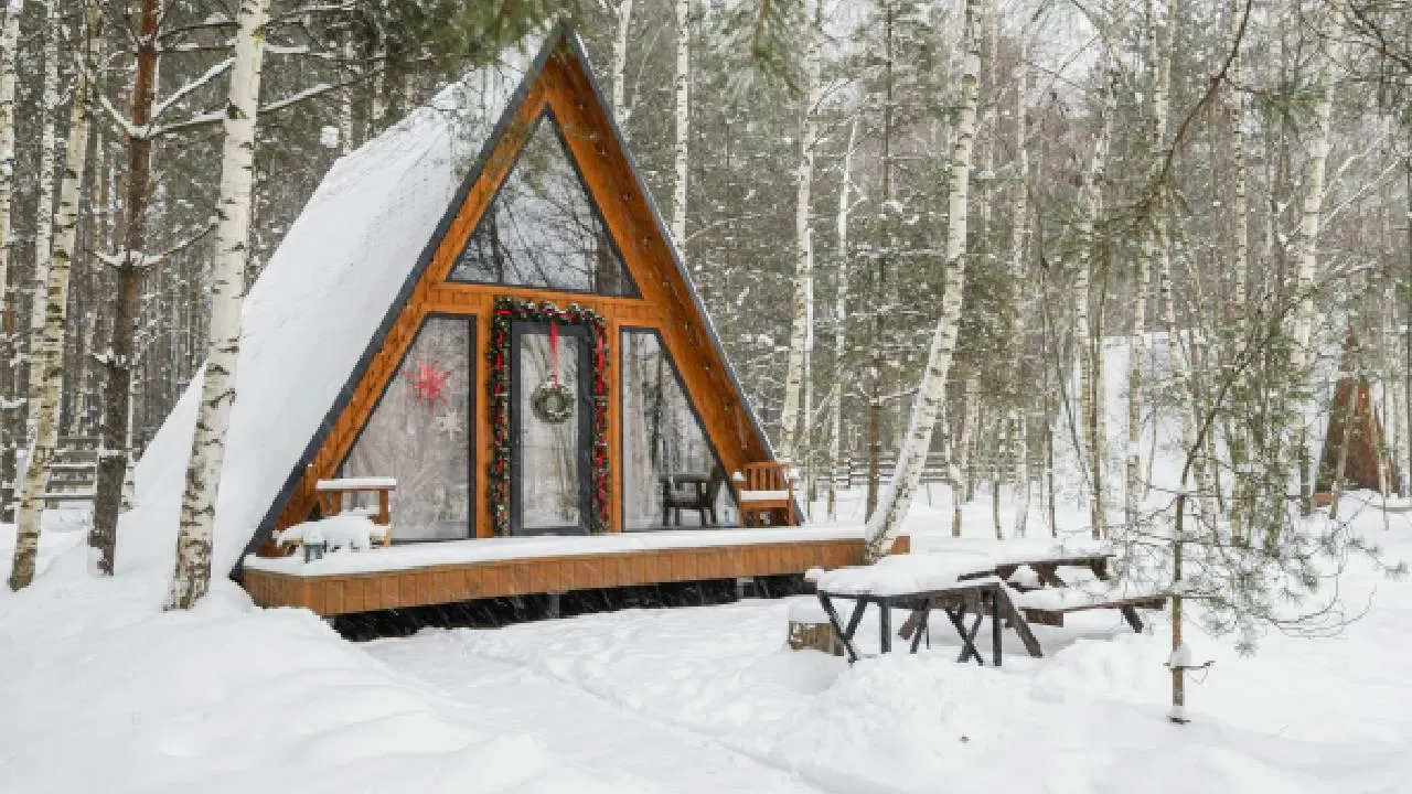 Новый год среди сугробов: как быстро и безопасно растопить законсервированную дачу