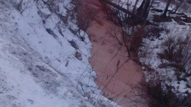 Река окрасилась в красный цвет в Тюменской области