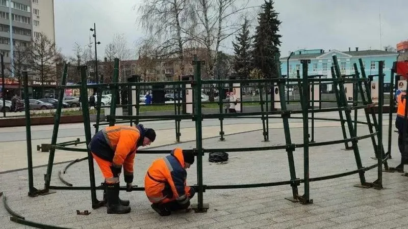 В Пушкино устанавливают главную 16-метровую новогоднюю ель