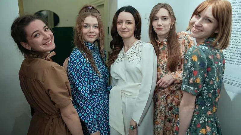 Это же прошлый век! В коломенском музее начали шить платья в стиле 60-х годов
