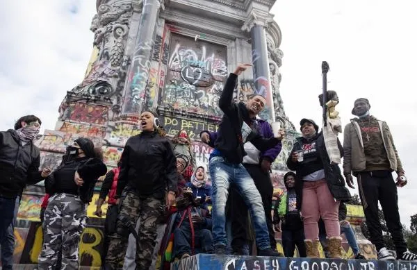 Представители движения Black Lives Matter у статуи Роберта Ли в Ричмонде перед демонстрацией в честь Мартина Лютера Кинга — борца за гражданские права чернокожих