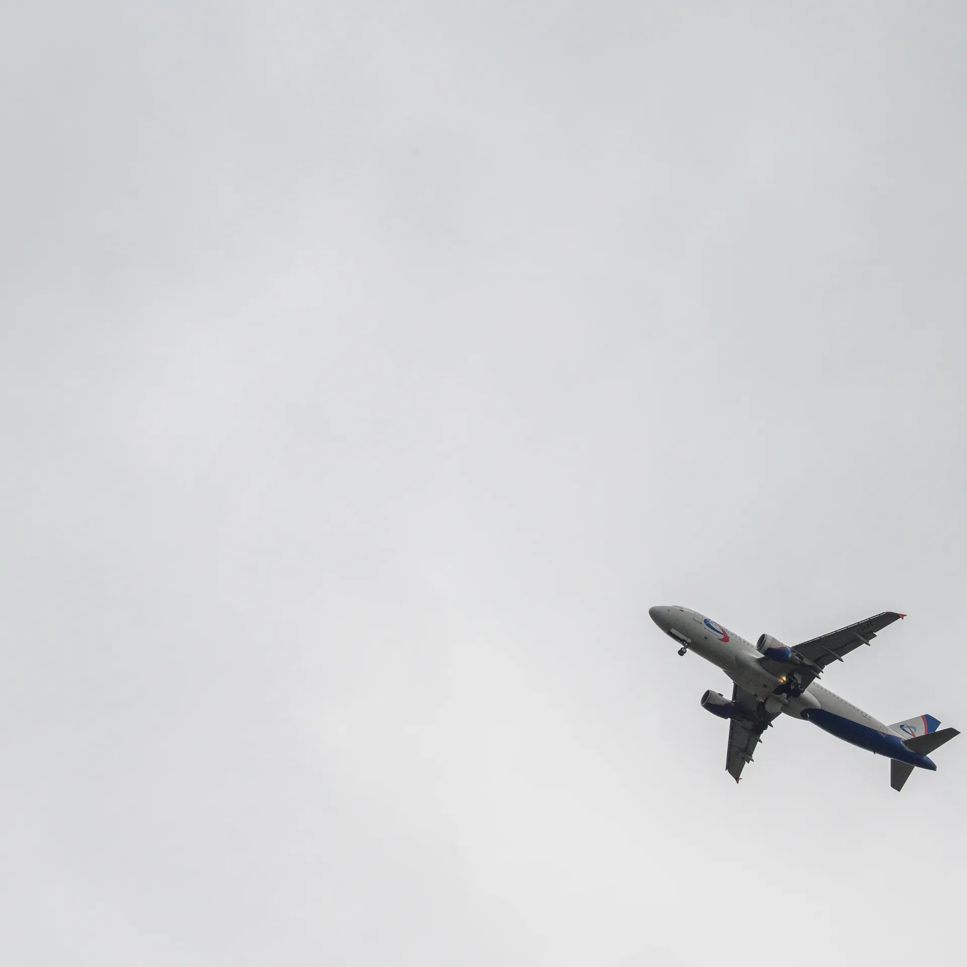 Самолет в небе над Ленинским округом