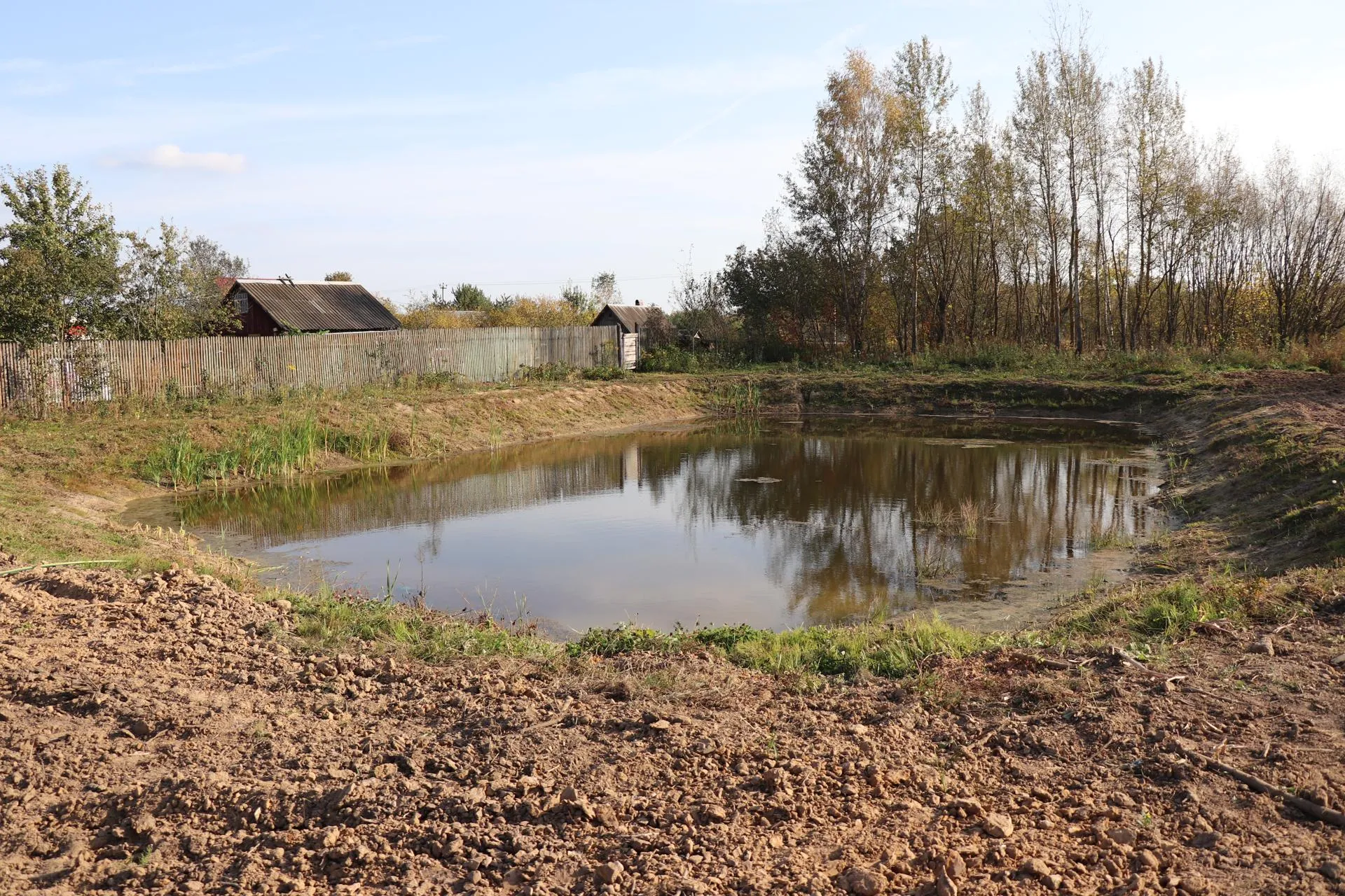 Пруд почистили, теперь жители занялись обустройство территории рядом с ним. Фото: Василий Тремасов