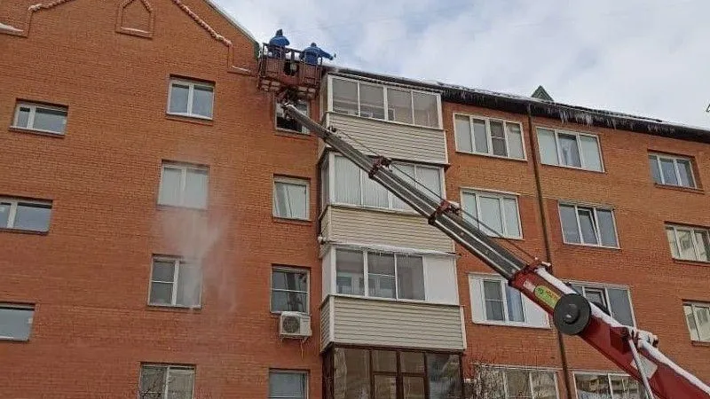 В Подмосковье за три дня очистили от снега 551 крышу