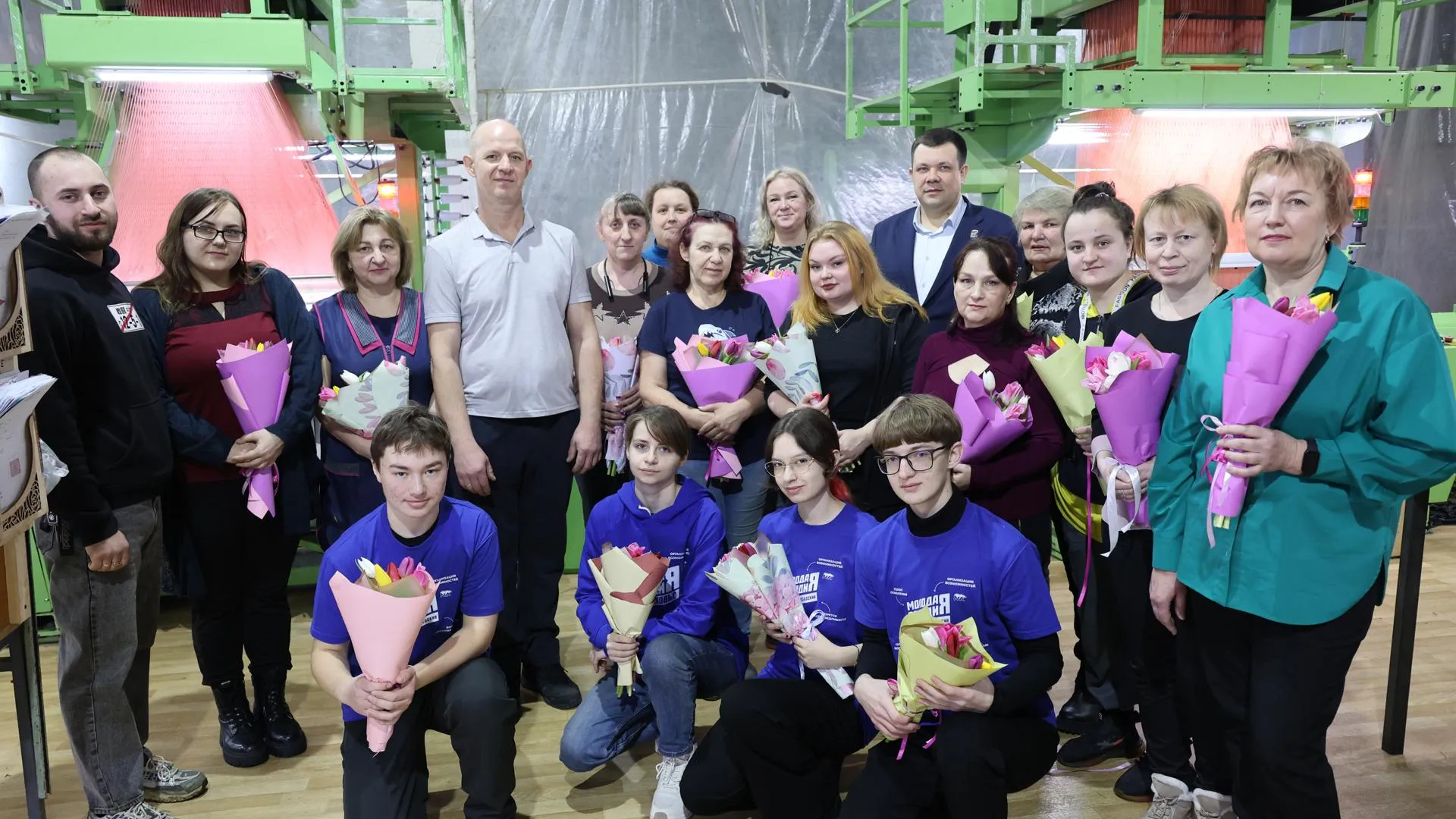 Цветы и важные слова: в Павловском Посаде поздравили женщин с 8 Марта