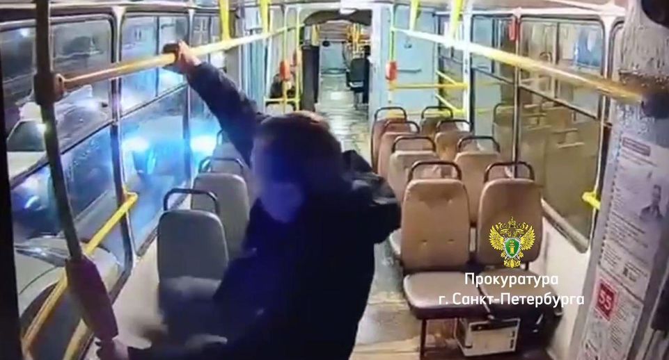 В Петербурге пассажир поссорился с водителем трамвая и вышел через окно