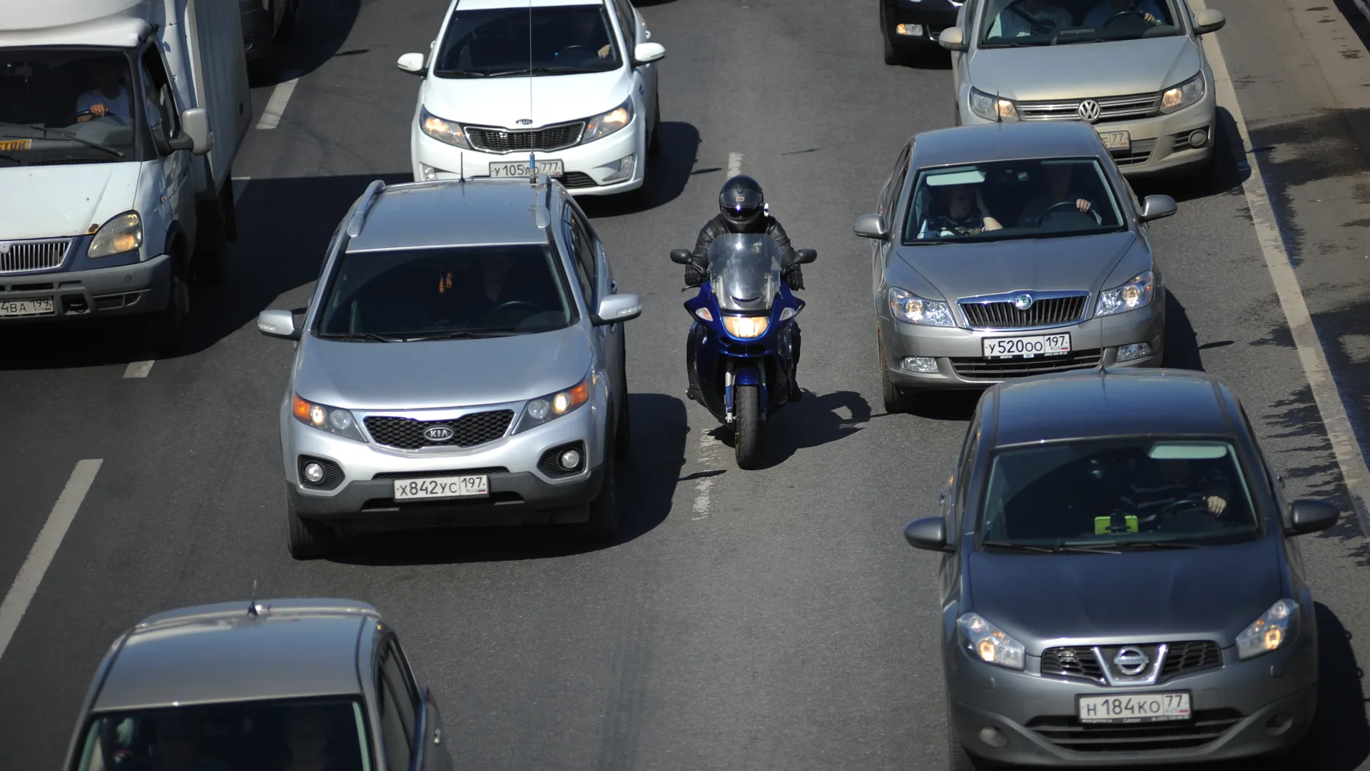 Автомобильное движение по Калужскому шоссе в Москве